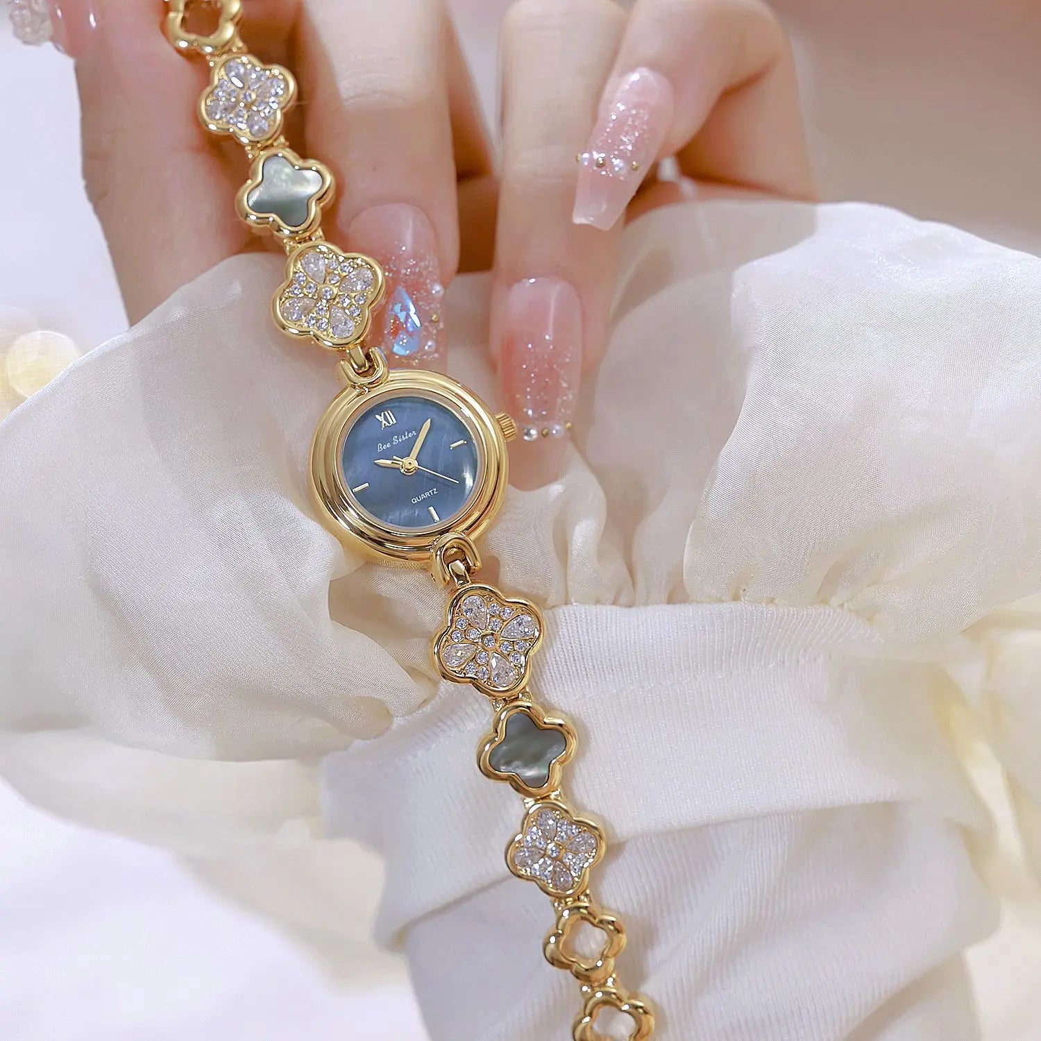 Women’s Lucky Four-Leaf Clover Quartz Watch – Elegant Crystal Bracelet Luxury Dress Watch