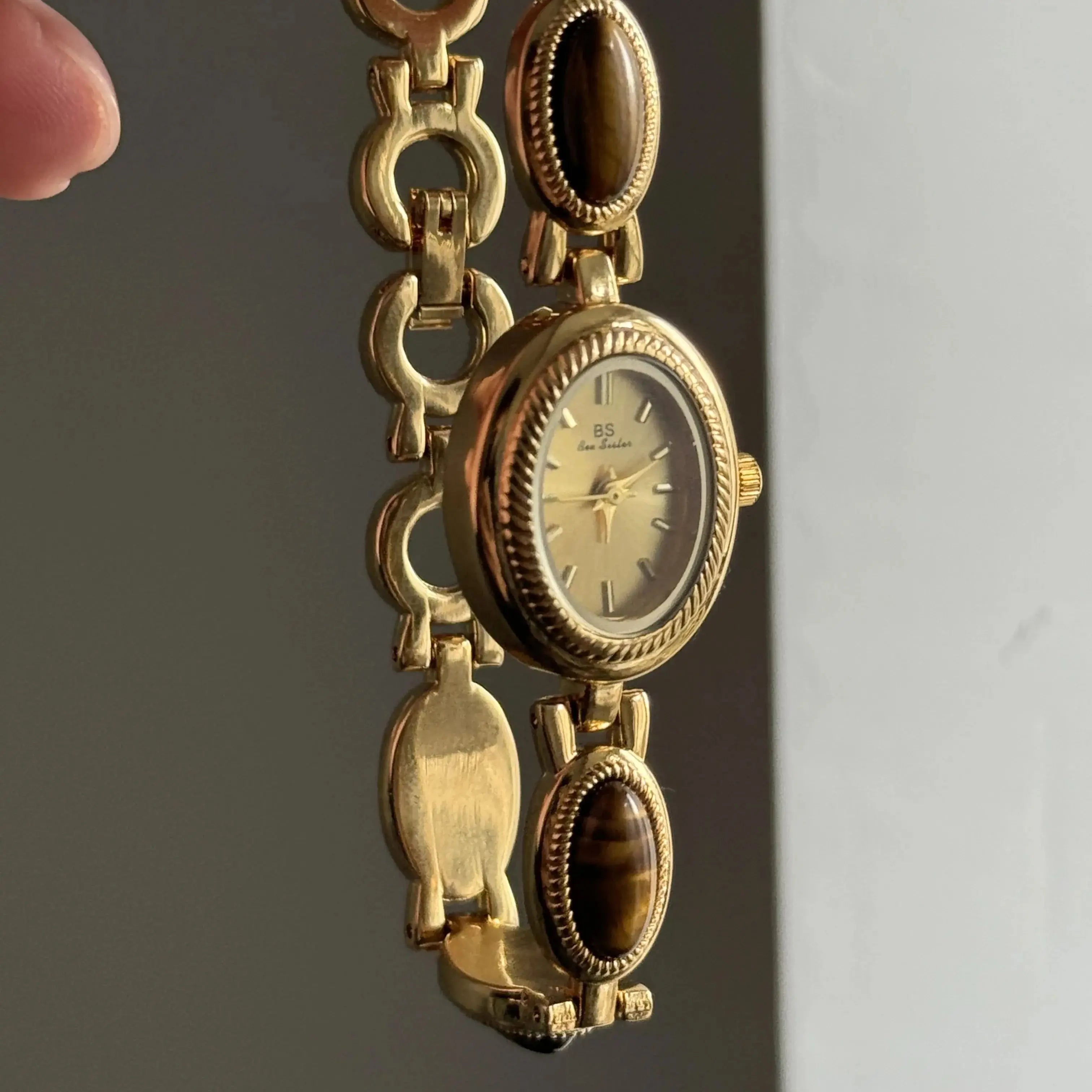 Golden Retro Women’s Watch with Jeweled Bracelet – Luxury Oval Dial Ladies Timepiece