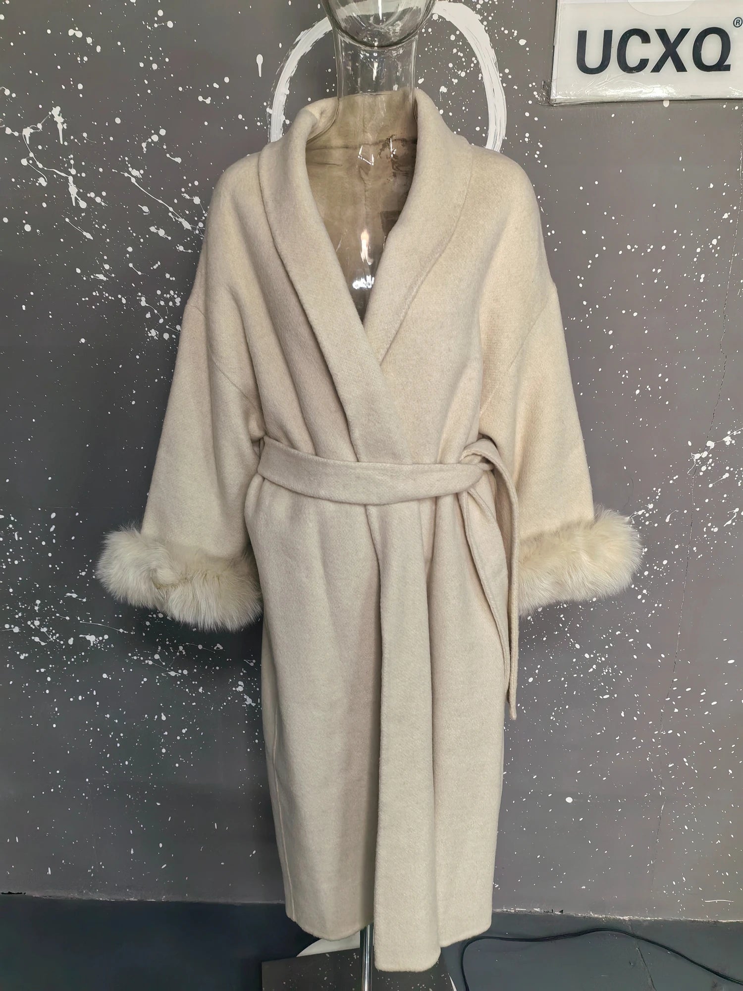 Elegant Woolen Overcoat with Fur Patchwork