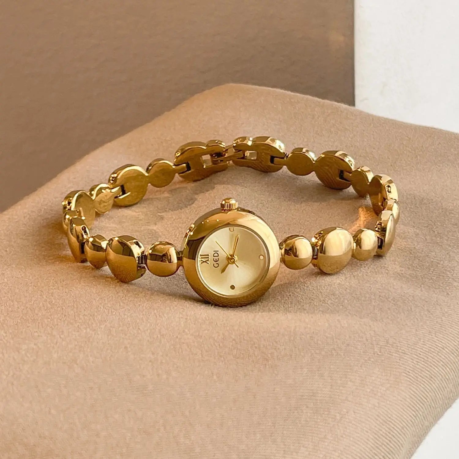 Retro Luxury Bracelet Women’s Watch – Small Dial Stainless Steel Quartz Timepiece