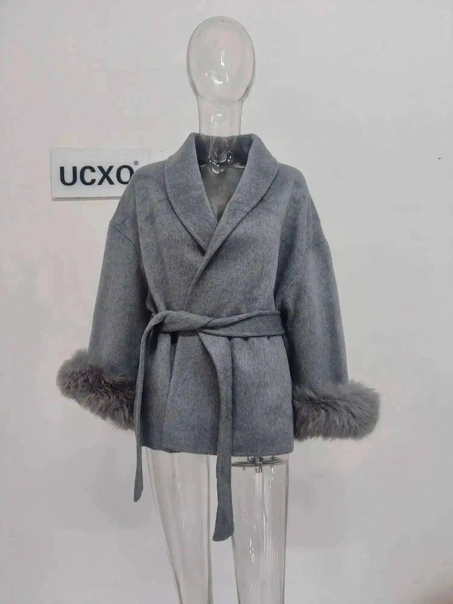 Elegant Woolen Overcoat with Fur Patchwork