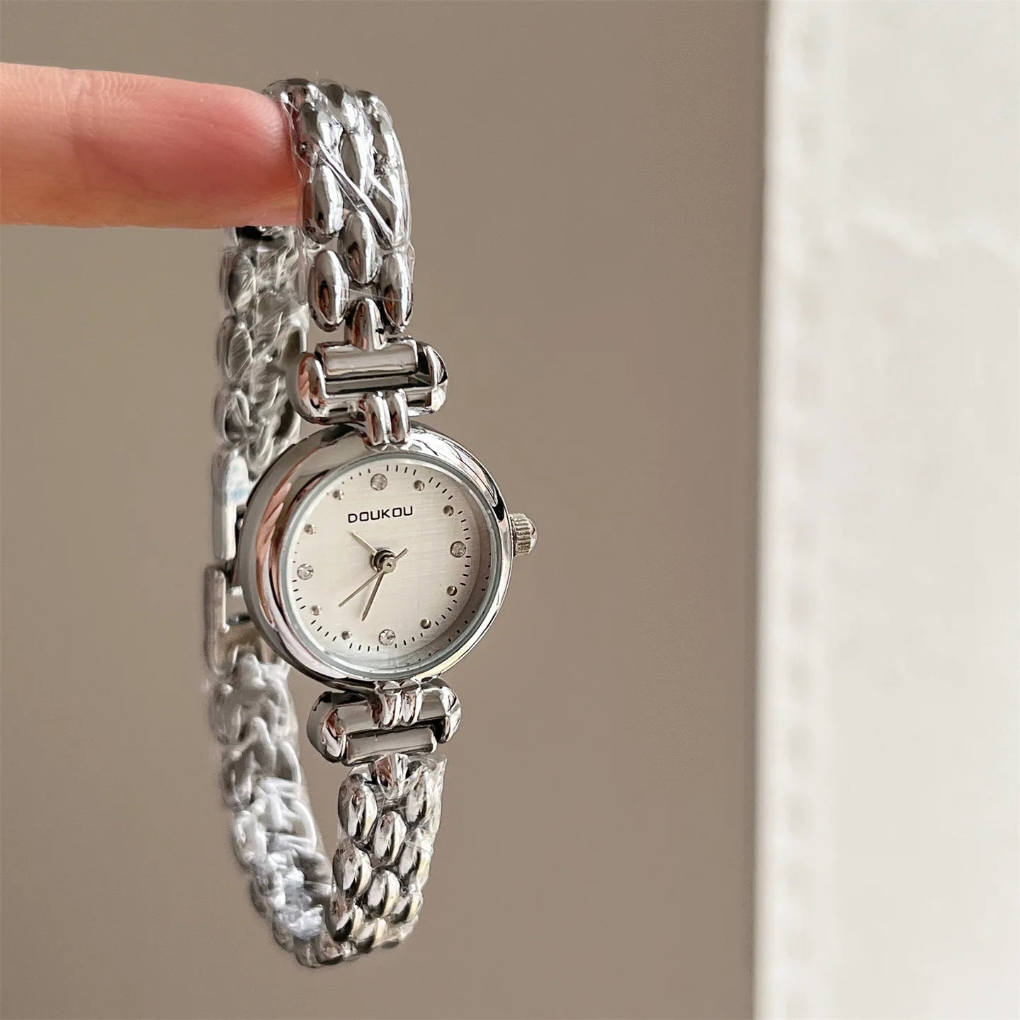✨ Luxury Retro Women’s Watch – Elegant Gold & Silver Chain Timepiece