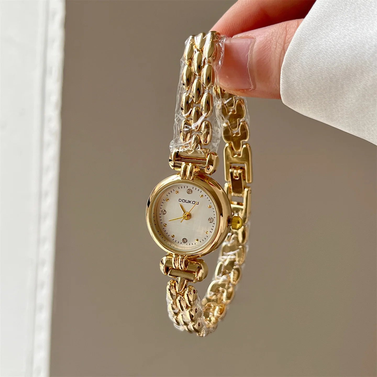 ✨ Luxury Retro Women’s Watch – Elegant Gold & Silver Chain Timepiece