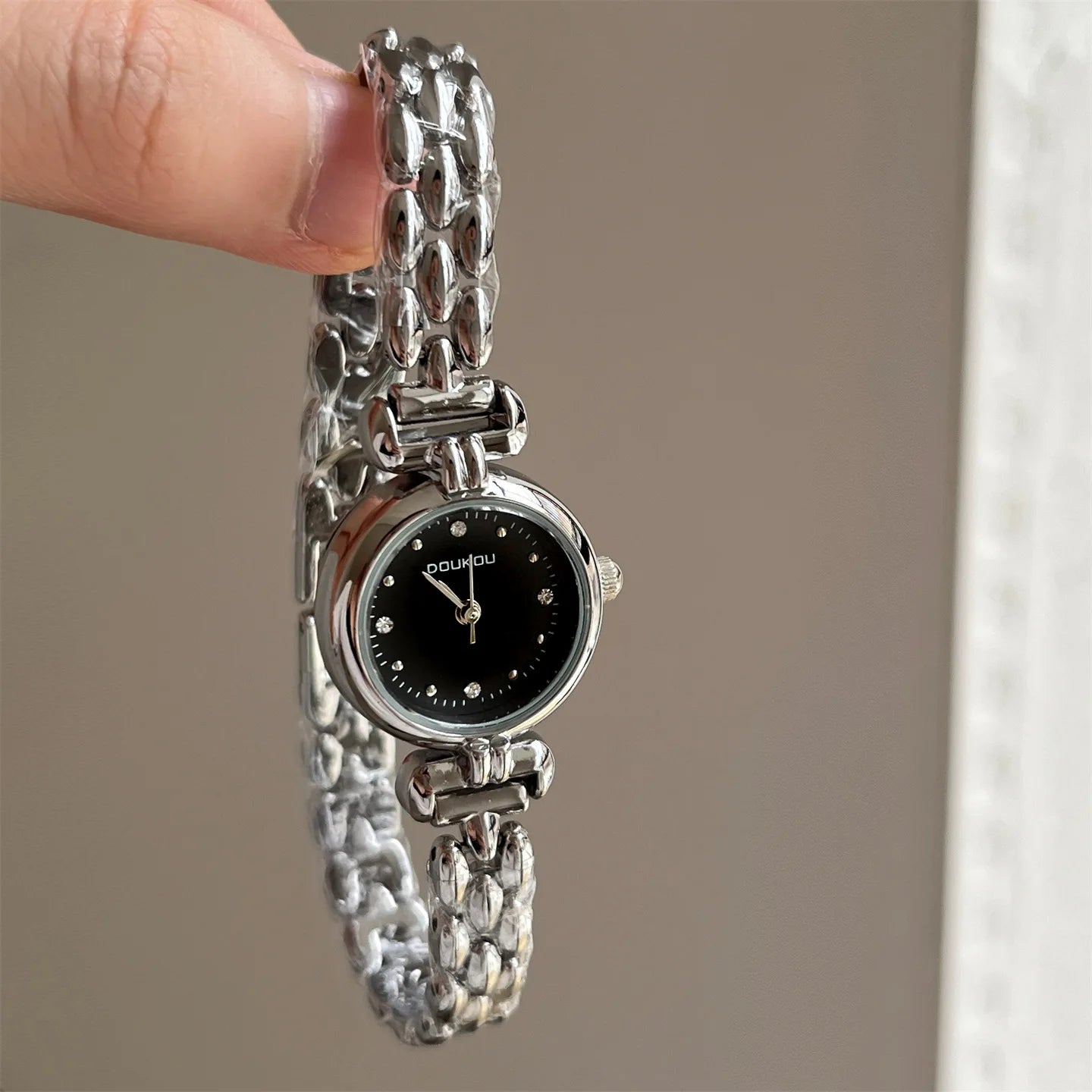 ✨ Luxury Retro Women’s Watch – Elegant Gold & Silver Chain Timepiece