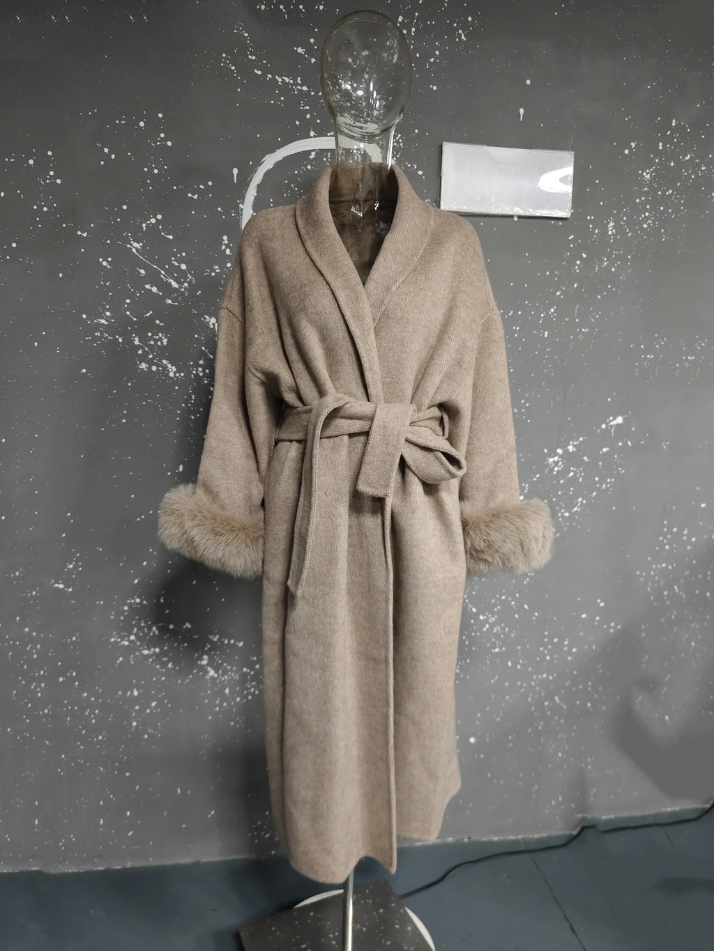 Elegant Woolen Overcoat with Fur Patchwork
