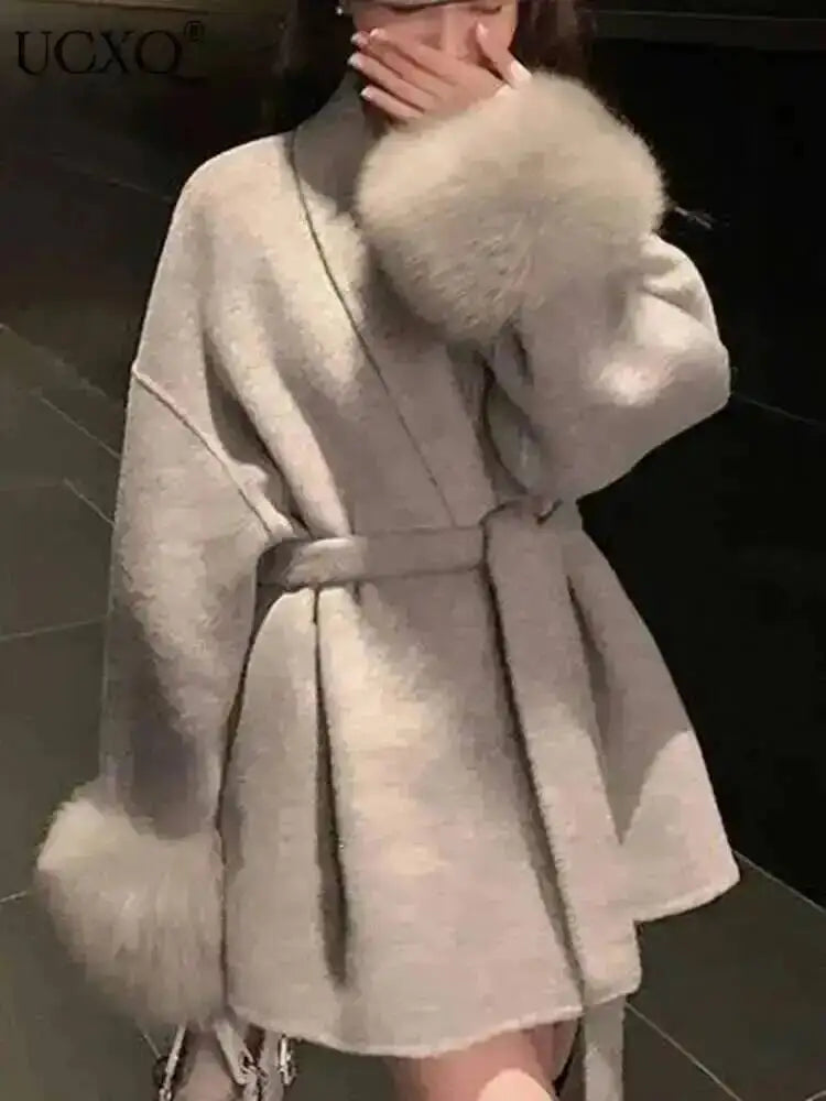 Elegant Woolen Overcoat with Fur Patchwork