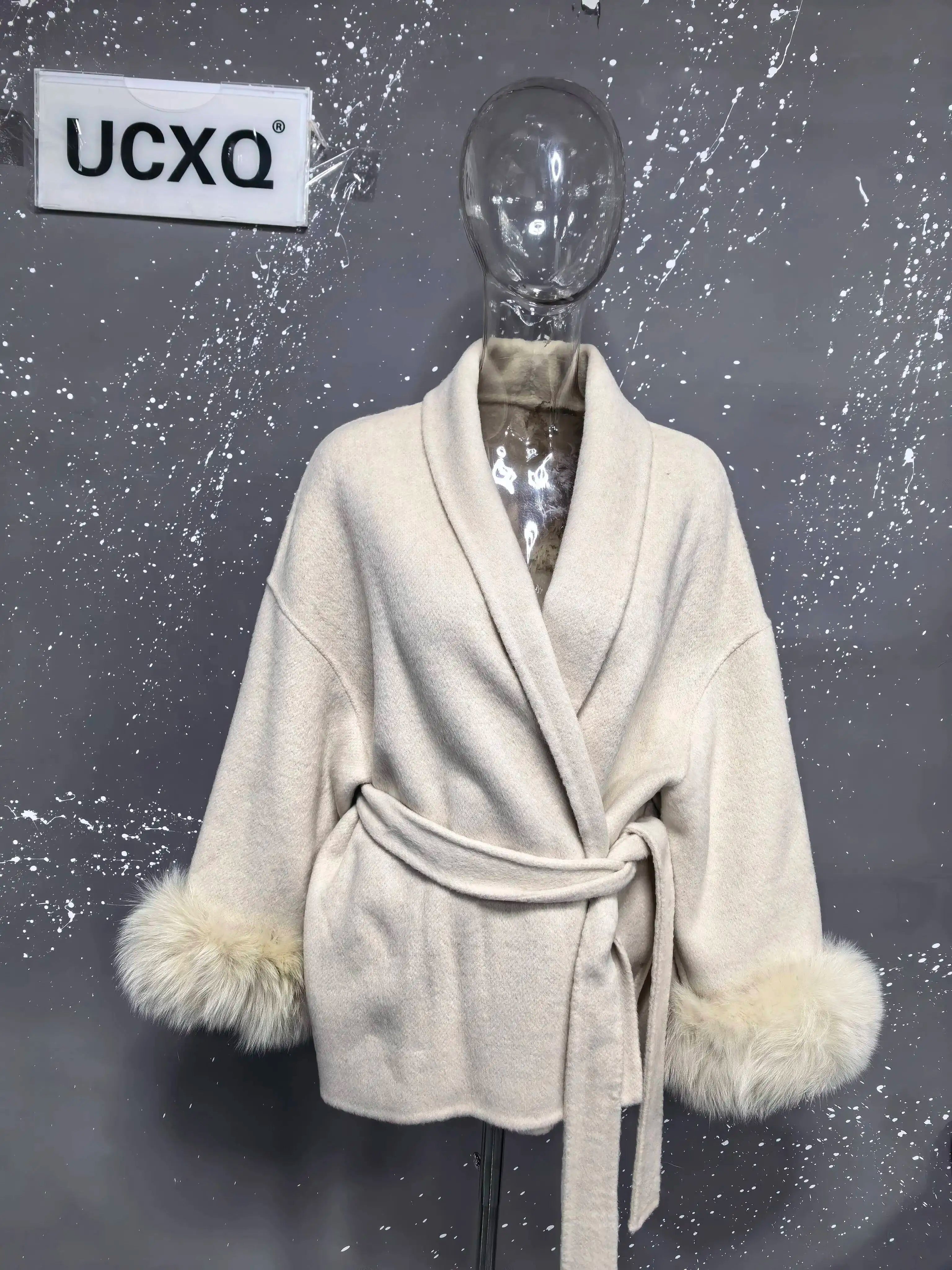 Elegant Woolen Overcoat with Fur Patchwork