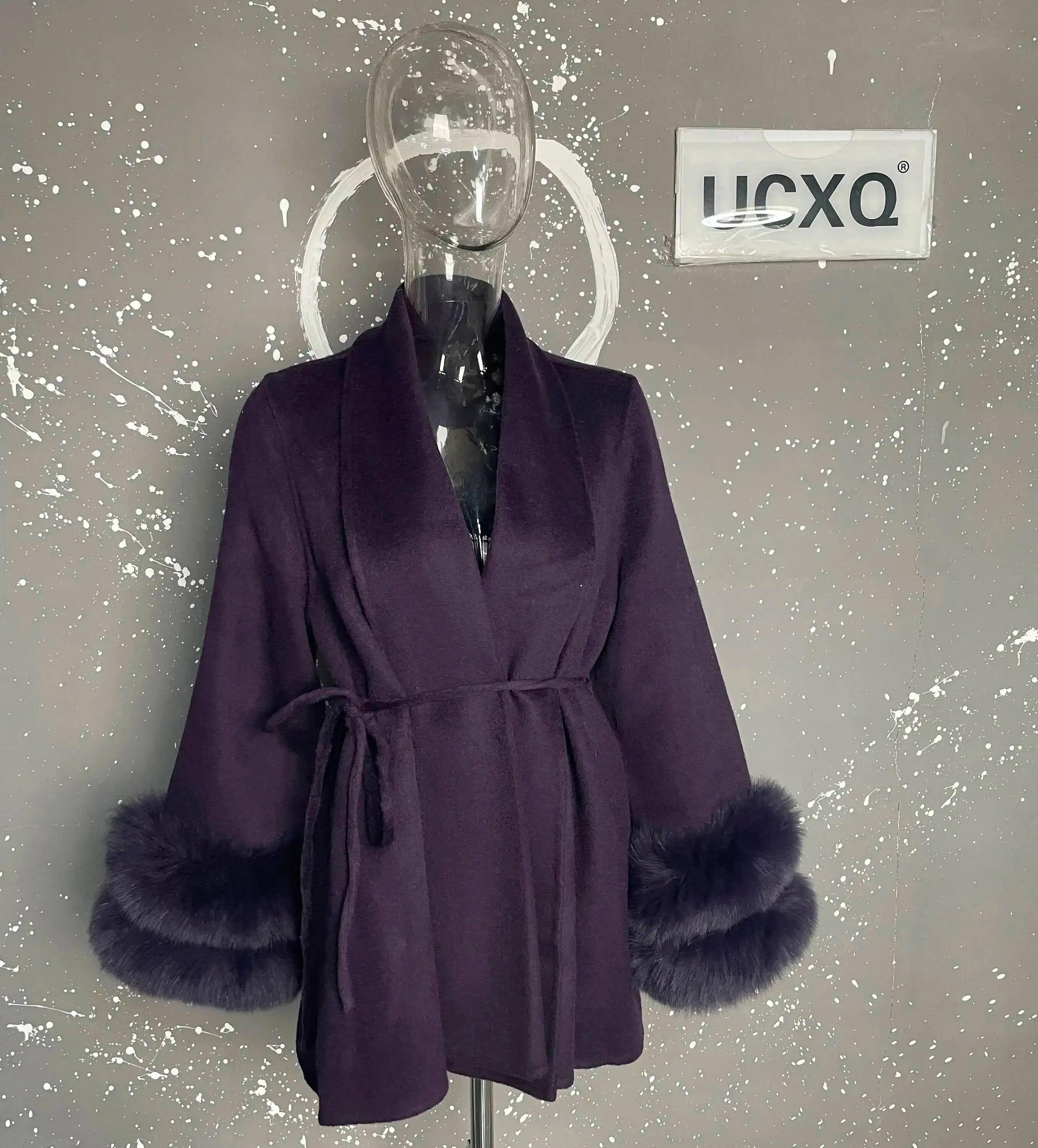 Elegant Woolen Overcoat with Fur Patchwork