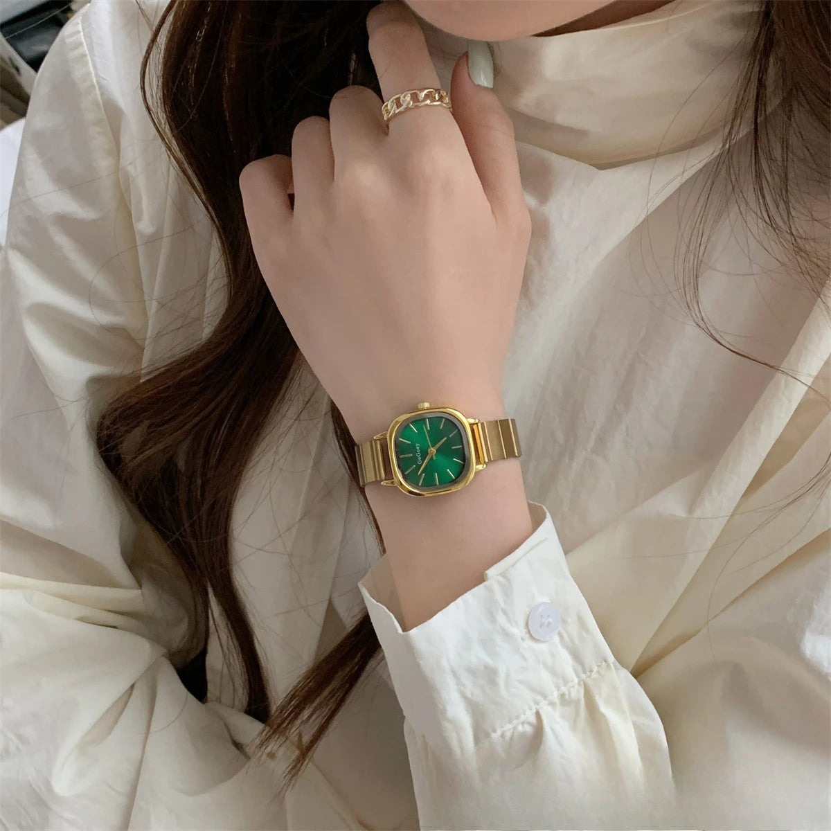 Minimalist Luxury Women’s Quartz Watch – Small Dial Bamboo Strap Stainless Steel