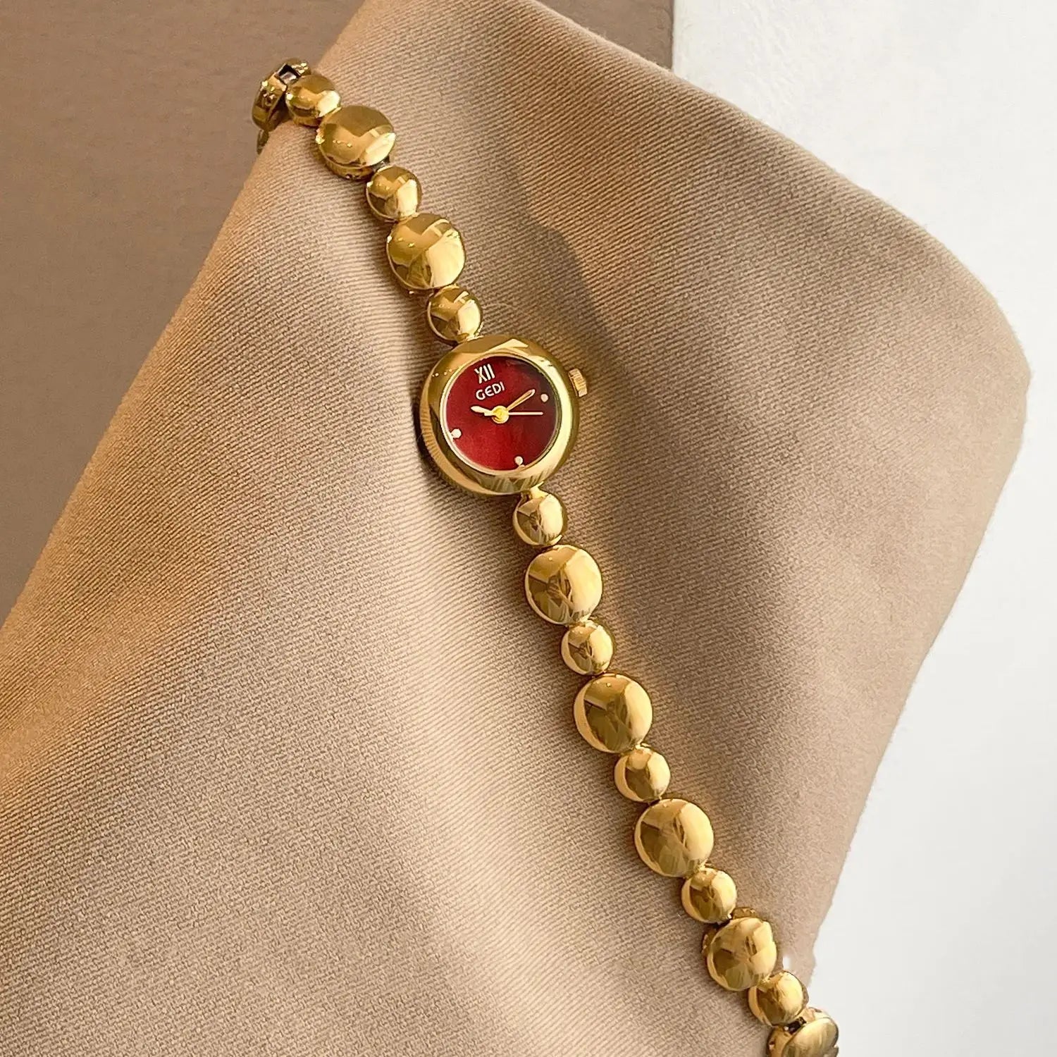 Retro Luxury Bracelet Women’s Watch – Small Dial Stainless Steel Quartz Timepiece