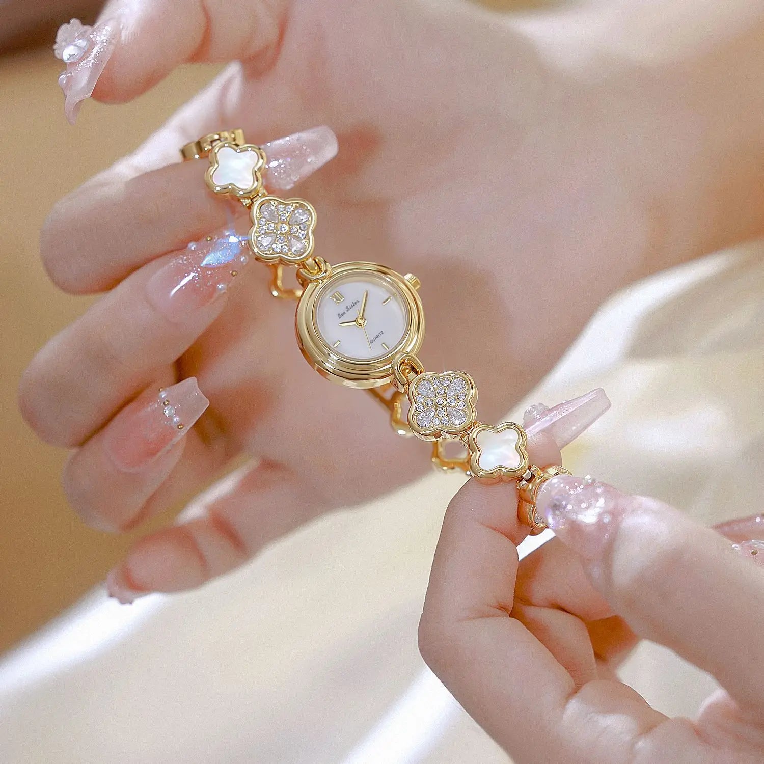 Women’s Lucky Four-Leaf Clover Quartz Watch – Elegant Crystal Bracelet Luxury Dress Watch