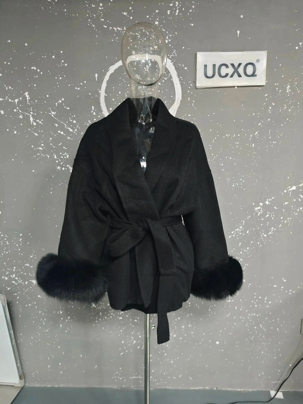 Elegant Woolen Overcoat with Fur Patchwork