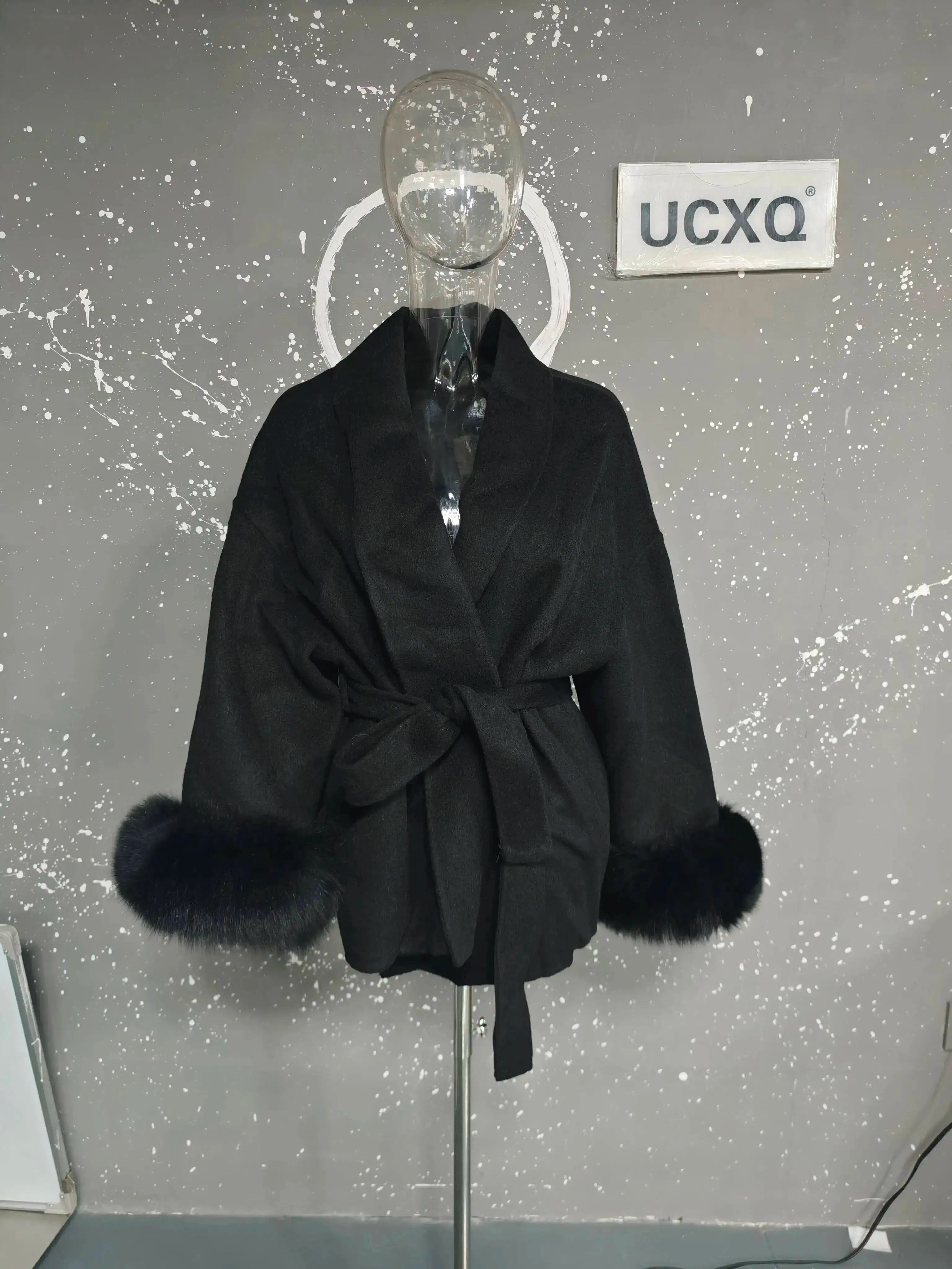 Elegant Woolen Overcoat with Fur Patchwork