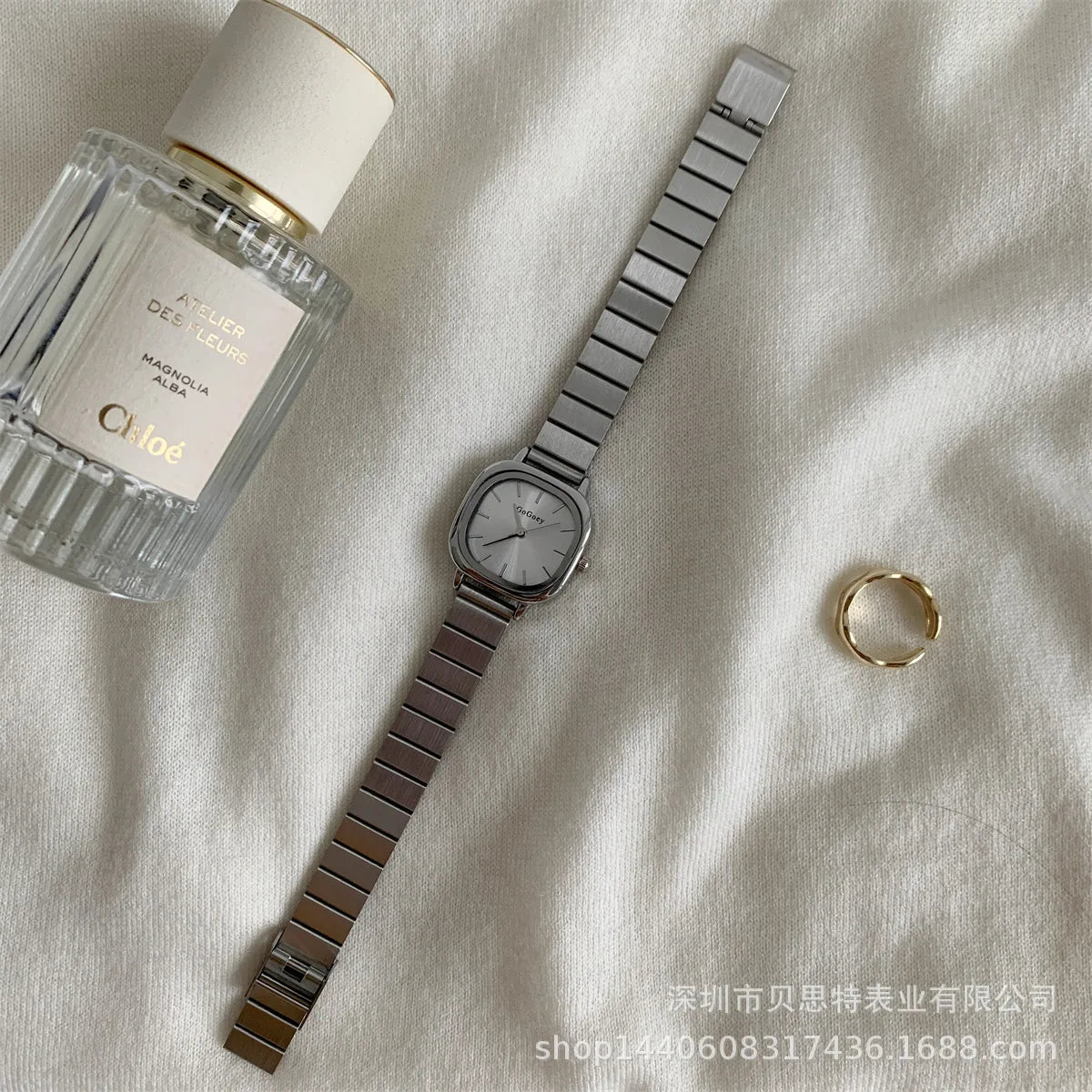 Minimalist Luxury Women’s Quartz Watch – Small Dial Bamboo Strap Stainless Steel