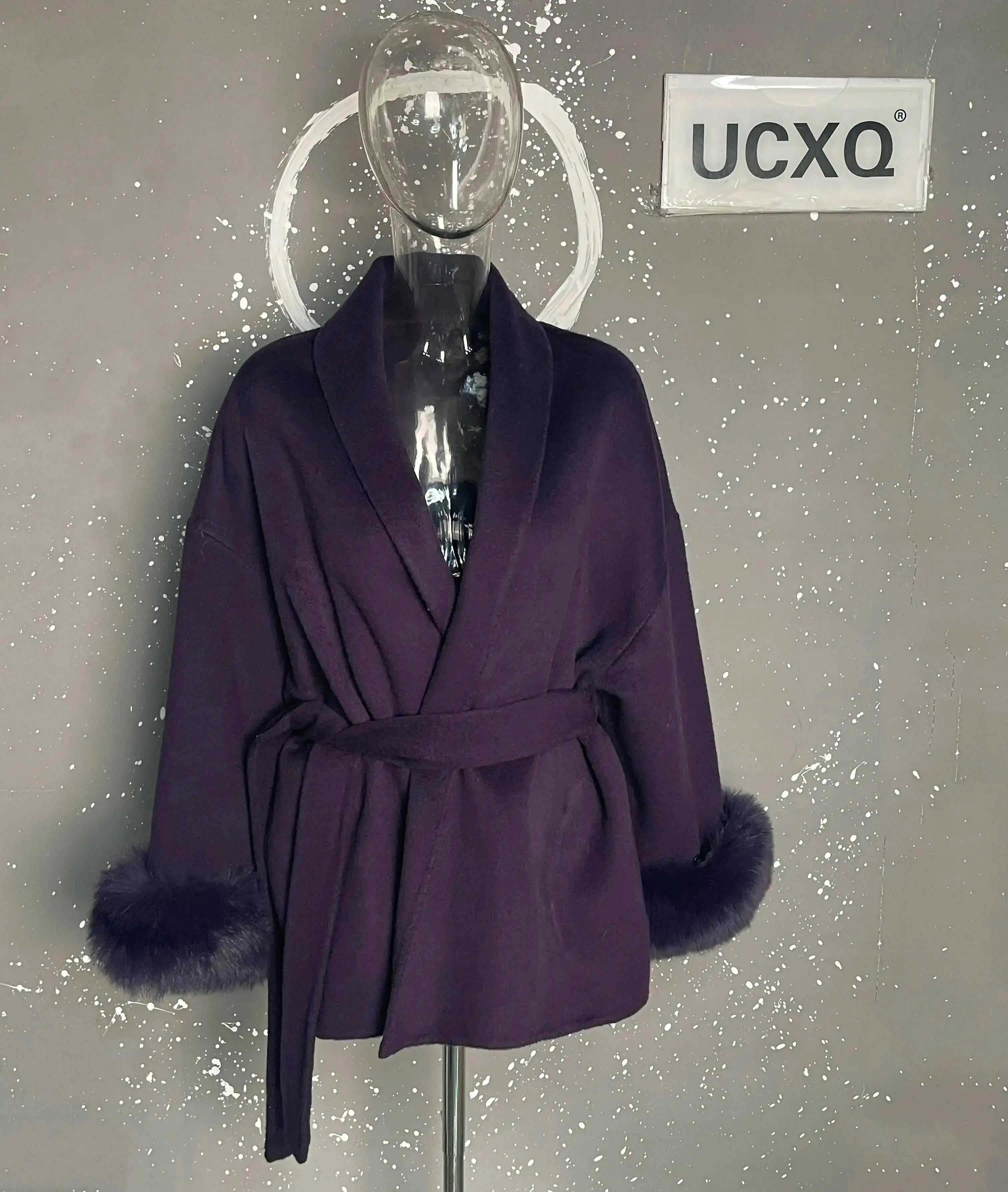 Elegant Woolen Overcoat with Fur Patchwork